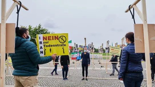 „Nein zur Todesstrafe“: Demonstranten hängen symbolisch an einem Galgen vor dem Reichstag in Berlin (Archivbild). (Foto: Annette Riedl/dpa)