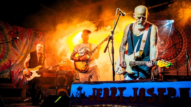 Gemeinsam auf der Bühne beim Jamkraut-Festival: Michael Schmidt von den Mars Mushrooms (Mitte) mit Jerry Joseph and the Jackmormons aus Oregon. (Foto: Micha Barth)