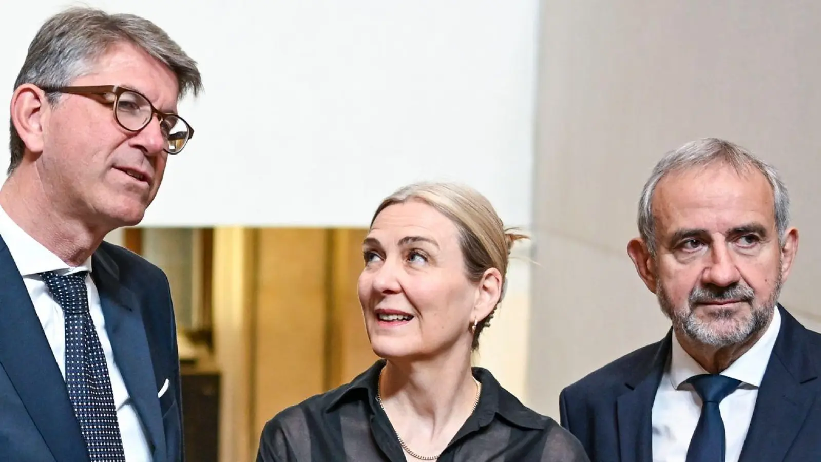 Kulturstaatsminister Wolfram Weimer (l-r), Marion Ackermann und Hermann Parzinger kommen zur Verabschiedung von Parzinger als Präsident der Stiftung Preußischer Kulturbesitz und Amtseinführung seiner Nachfolgerin in das Neue Museum. (Foto: Jens Kalaene/dpa)