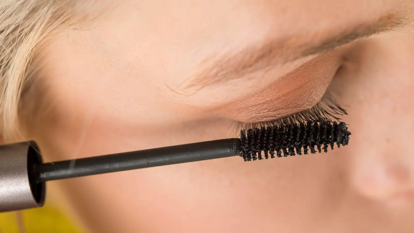Wasserfest und wischfest: Mascara, Kajal und Eyeliner mit Long-Lasting-Effekt sind bei hohen Temperaturen unverzichtbar. (Foto: Christin Klose/dpa-tmn)