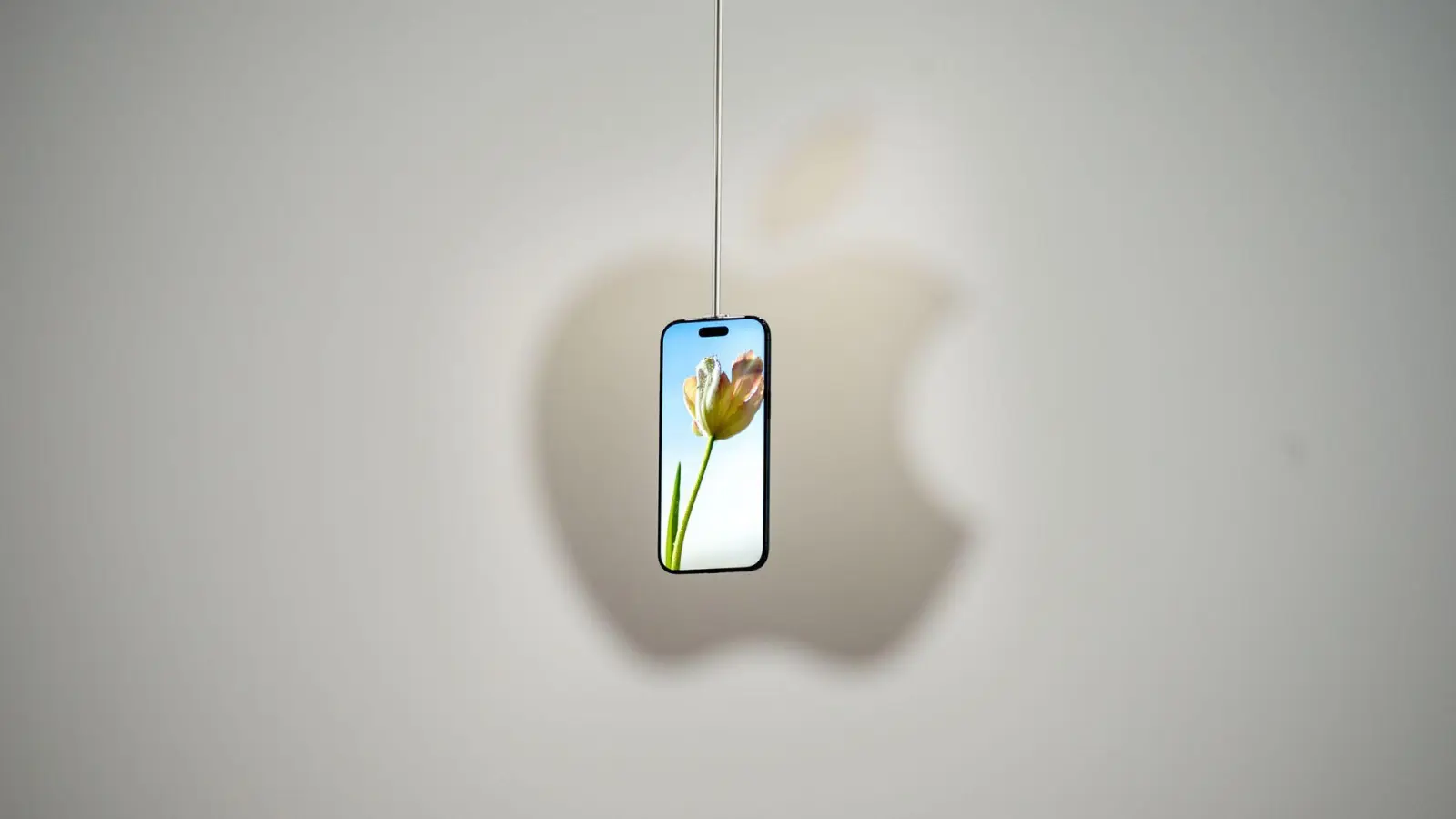 iPhone am Faden: Apples neues iPhone Air bei der Vorstellung im Apple-Hauptquartier in Cupertino. (Foto: Andrej Sokolow/dpa)