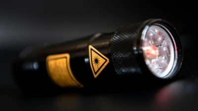 Mit einem Laserpointer blendeten zwei Schüler Autofahrer in Lehrberg. (Symbolbild: Fabian Strauch/dpa)