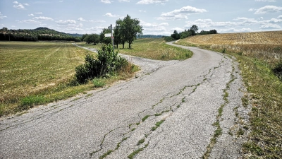 Der Gemeinderat hat sich grundsätzlich dafür ausgesprochen, die Sanierung maroder Wege anzugehen. Priorität soll unter anderem die Verbindung zwischen dem Sportplatz und dem Kreuzlesberg haben. (Foto: Jürgen Binder)