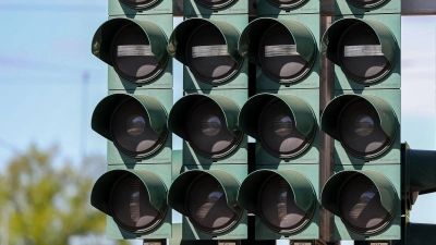 Gilt viermal für Busse, aber viermal nicht für Autofahrer: In jedem Fall aber haben Autofahrer auf einer Busspur, wo man solche Ampeln antrifft, in der Regel nichts verloren. (Foto: Jan Woitas/dpa/dpa-tmn)