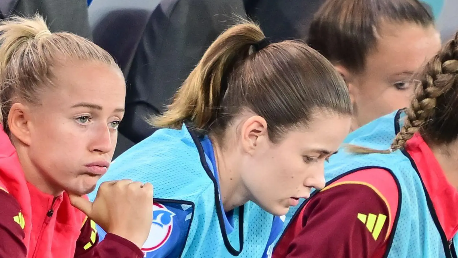Torjägerin Lea Schüller (l.): Läuft nicht so für das deutsche EM-Team. (Foto: Sebastian Christoph Gollnow/dpa)