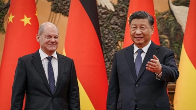 Bundeskanzler Olaf Scholz zusammen mit Chinas Präsident Xi Jinping in der Großen Halle des Volkes in Peking. (Archiv) (Foto: Kay Nietfeld/dpa)
