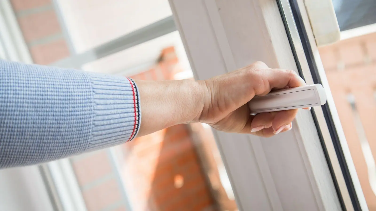 Fenster mit niedrigem g-Wert schützen im Sommer vor Hitze, lassen aber im Winter weniger Sonnenwärme rein. (Foto: Christin Klose/dpa-tmn)
