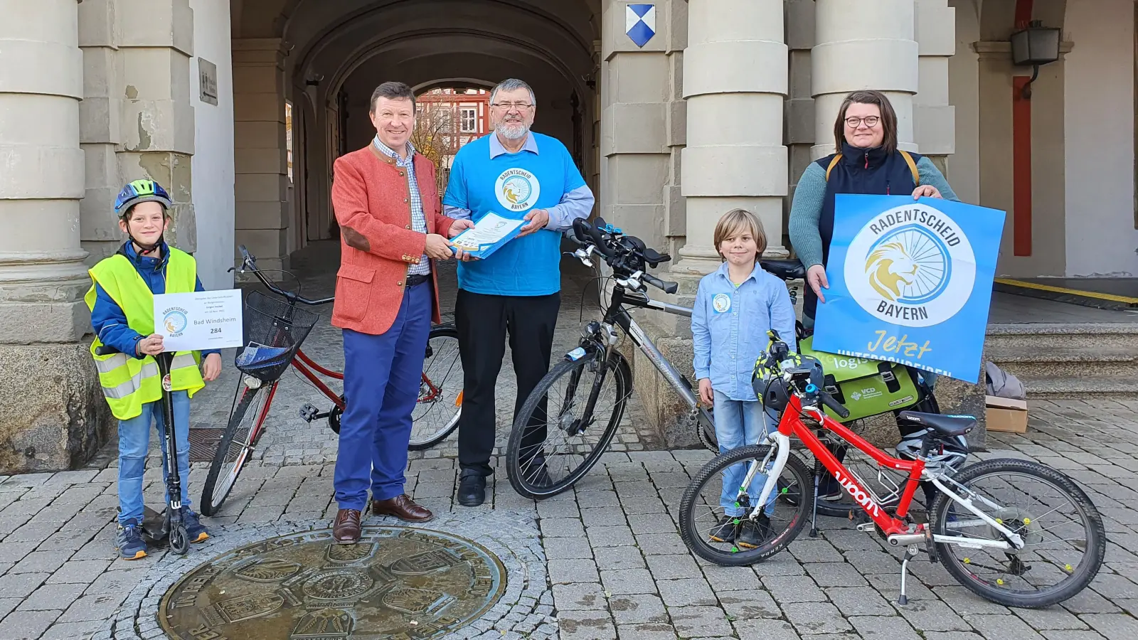 Hans Löffler (Mitte) übergibt die in Bad Windsheim gesammelten Unterschriften an Jürgen Heckel. Zur Unterstützung hat er seine Tochter Anna Donath und Enkel Oskar und Frederik Donath (von rechts) mitgebracht. (Foto: Anna Franck)