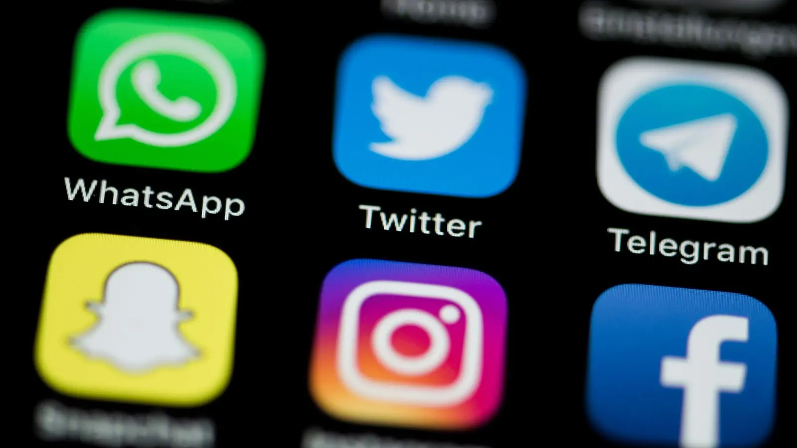 Über Social-Media-Plattformen und Internetforen versuchen sogenannte digitale Streetworker mit Süchtigen in Kontakt zu kommen und ihnen Hilfsangebote zu machen. (Symbolbild) (Foto: Silas Stein/dpa)