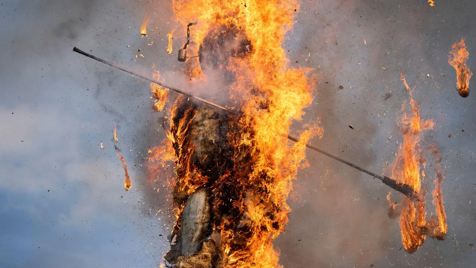 Die schnelle Explosion des „Bööggs” verspricht einen guten Sommer (Foto: Claudio Thoma/KEYSTONE/dpa)