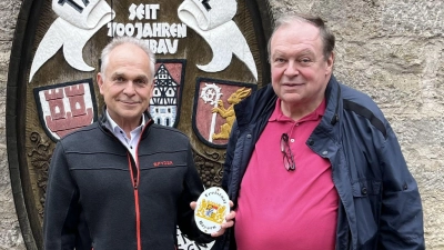Max Strauß (rechts) ist Sohn des früheren bayerischen Ministerpräsidenten Franz Josef Strauß. Der 66-Jährige gehörte zu einer Gruppe der Mittelstandsunion, die Tauberzell besuchte und von Bürgermeister Johannes Schneider (links) durch die Weinberge geführt wurde. (Foto: Gemeinde Adelshofen)