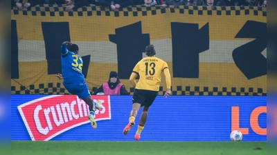 Christian Conteh (Eintracht Braunschweig, l) erzielt vor den Augen von Julian Pauli (Dynamo Dresden) das Tor zum 0:2. (Foto: Robert Michael/dpa)