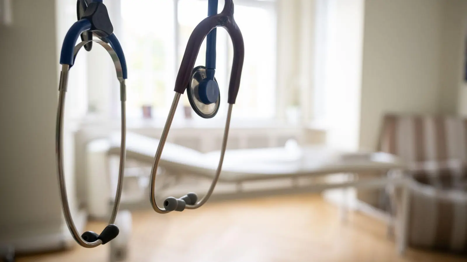 Um dem Fachkräftemangel in der Medizin gegenzusteuern, bräuchte es einer Studie zufolge mehr Studienplätze. (Archivbild) (Foto: Sebastian Gollnow/dpa)