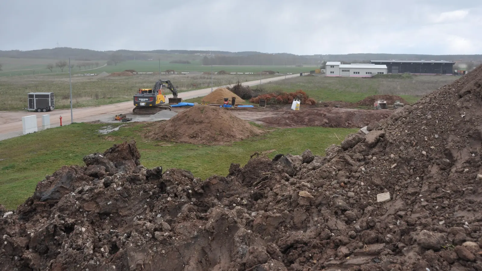 Erschließungsarbeiten im Gewerbegebiet Ost: An einer Stichstraße, die derzeit gebaut wird (im Hintergrund) soll der neue Bauhof von Leutershausen entstehen. (Foto: Wolfgang Grebenhof)