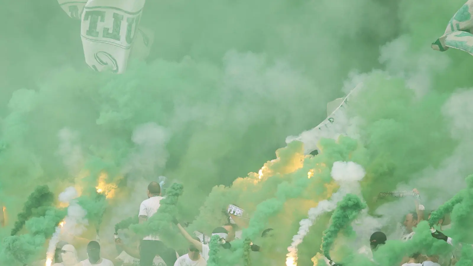 Fürther Fans brennen Pyrotechnik ab. (Foto: Daniel Karmann/dpa/Archivbild)