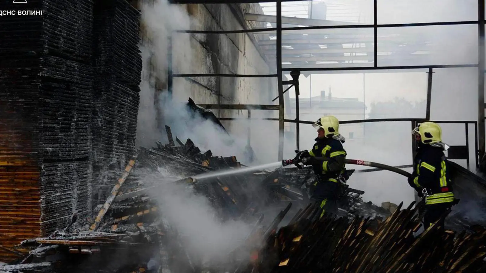 Erneut wurde die westliche Region Wolhynien angegriffen. (Archivfoto) (Foto: Uncredited/Ukrainian Emergency Service/AP/dpa)