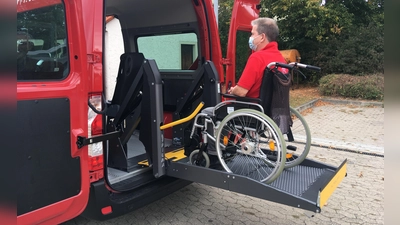 2020 wurde die Hebebühne, die in den ersten Dinkelsbühler Bürgerbus eingebaut wurde, der Öffentlichkeit vorgestellt. Mittlerweile ist sie eingelagert. (Archivbild: Simone Hedler)