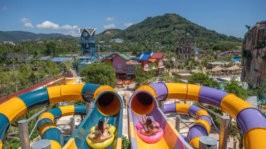 Im thailändischen Phuket öffnet am 22. Mai der Wasserpark Andamanda Phuket. Auf rund neun Hektar Fläche befinden sich unter anderem 36 Rutschen und ein 10.000 Quadratmeter großes Wellenbad. (Foto: --/Andamanda Phuket/dpa)