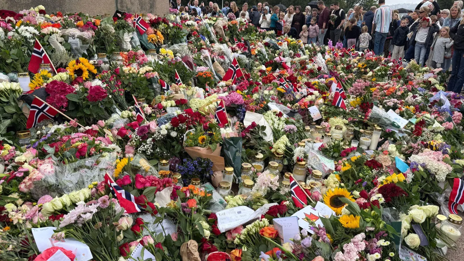 Ein Blumenmeer säumt den Schlossplatz in Oslo nach dem Tod des norwegischen Monarchen.  (Foto: Julia Wäschenbach/dpa)