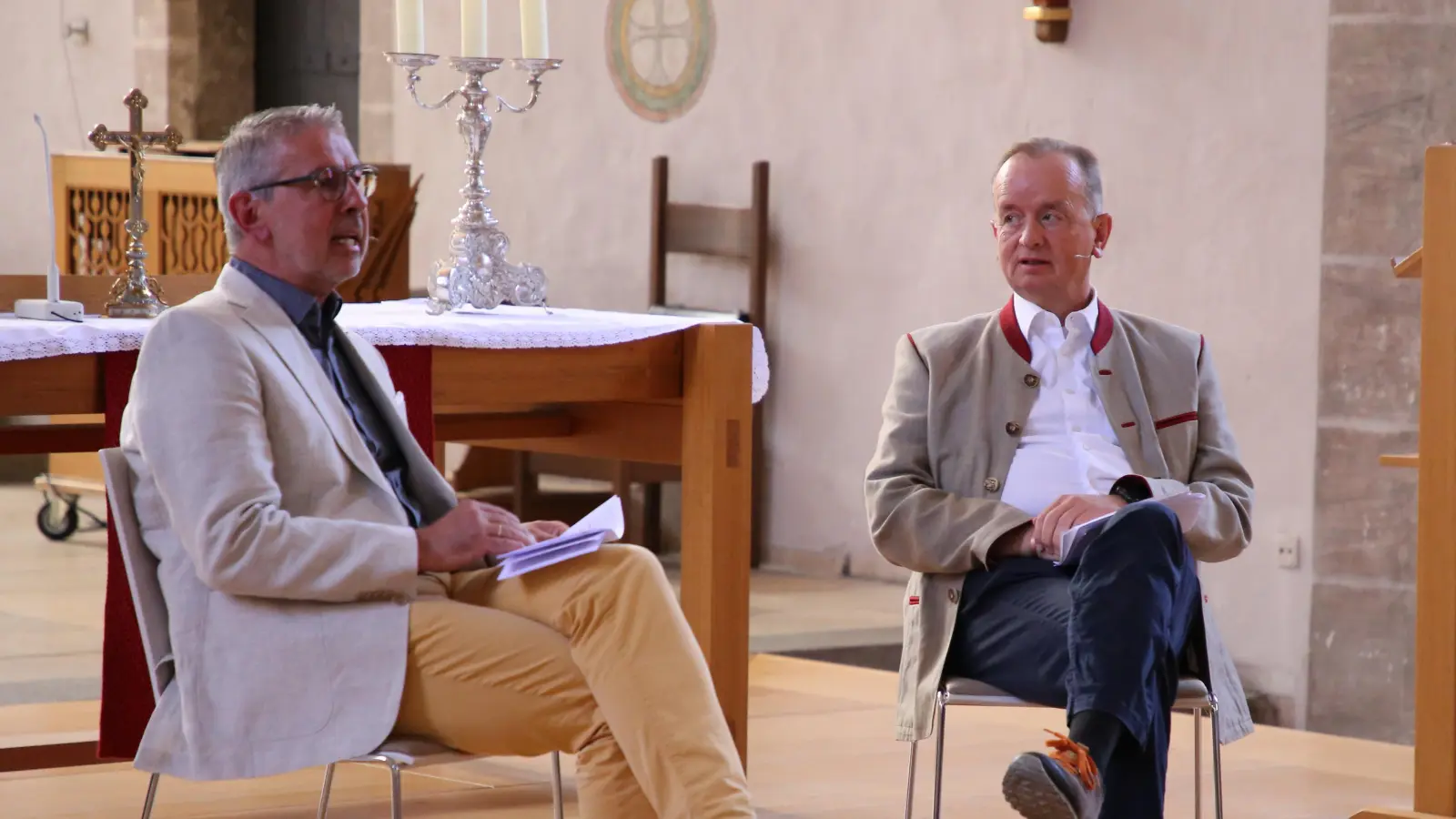 Dekan Dr. Matthias Büttner (links) und Ob Thomas Deffner sprachen über die gesellschaftlichen Verhältnisse. (Foto: Alexander Biernoth)