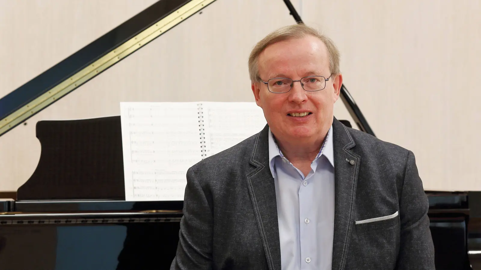 Hat einen einstündigen Klavierzyklus über Polarlichter geschrieben: Regionalkantor Johannes Rauh. (Foto: Thomas Wirth)