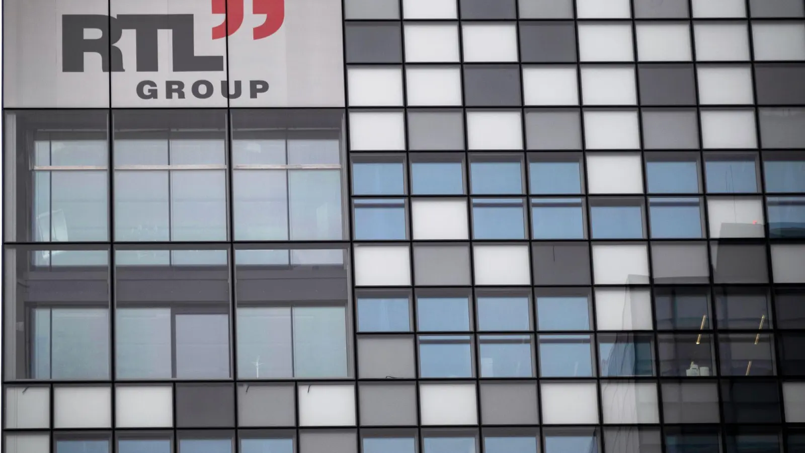Das Gebäudes des luxemburgischen Privatsenders RTL auf dem Kirchberg. Die RTL Group hat bei ihren Fusionsplänen erneut einen Rückschlag erlitten. (Foto: Harald Tittel/dpa)