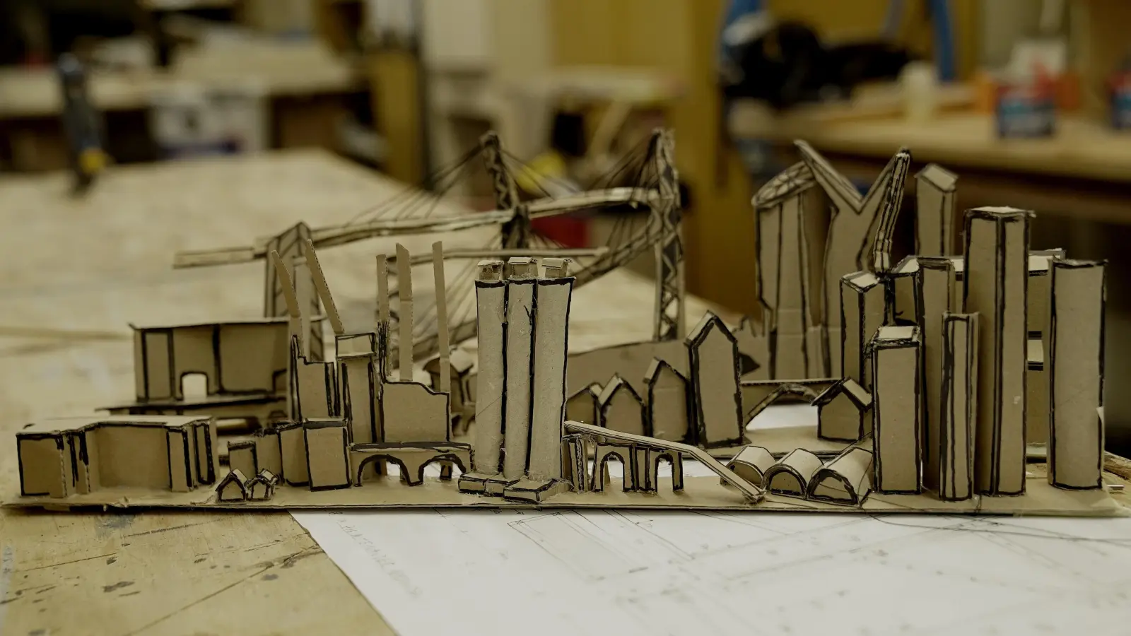 Das Modell zum Bühnenbild von Christina Wachendorff und Martin Fürbringer. Auf der Bühne hängen die Gebäude kopfüber herab. (Foto: Elke Walter)