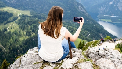Ein Klick fürs Album – und manchmal ein Hinweis für falsche Leute. Urlaubspläne in Social Media am besten nicht öffentlich teilen. (Foto: Benjamin Nolte/dpa-tmn)