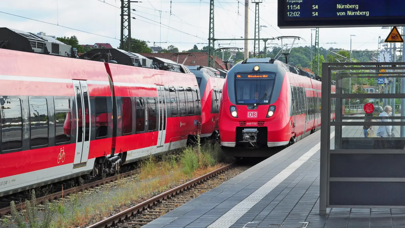 S-Bahn im Bahnhof Ansbach: Rund um die Bezirksstadt lagen am Samstag verschiedene Behinderungen im Zugverkehr vor. (Symbolbild: Jonas Volland)