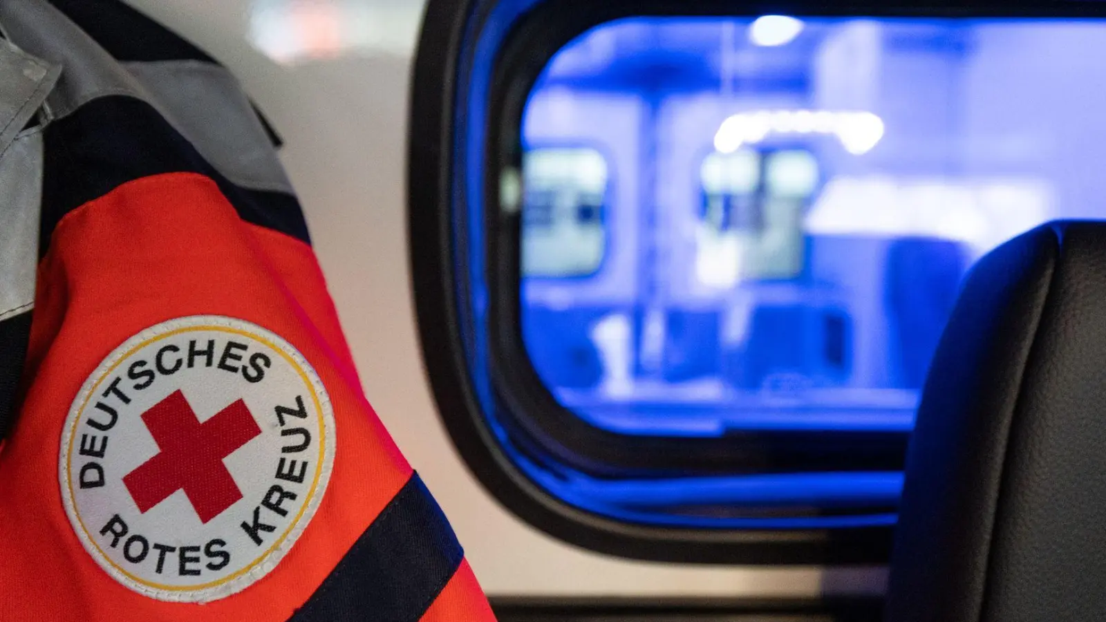 Sanitäter bringen den verletzten Arbeiter in ein Krankenhaus. (Symbolbild) (Foto: Hannes P Albert/dpa)