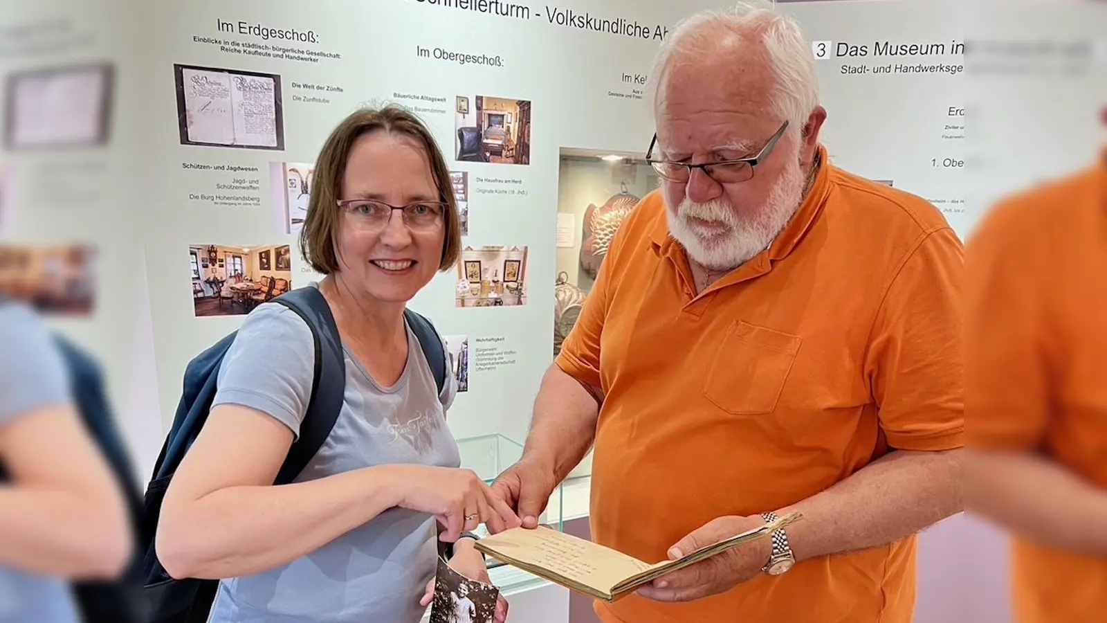 Feierliche Übergabe: Jutta Findeis übergibt das Stück Uffenheimer Stadtgeschichte an den Vorsitzenden des Heimat- und Museumsverein Ernst Gebert. (Foto: Gaby Ott)