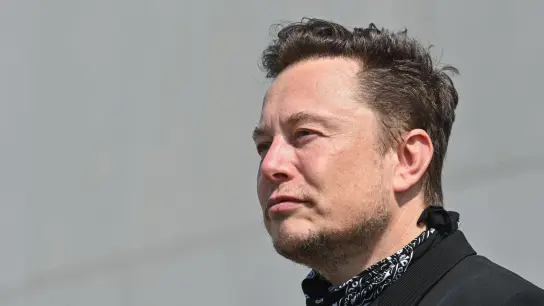 Tesla-Chef Elon Musk auf dem Gelände der Gigafactory in Grünheide bei Berlin. (Foto: Patrick Pleul/dpa-Zentralbild/POOL/dpa)