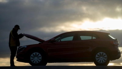 Was ist denn nur los mit Dir? Springt der Wagen nicht an, liegt es oft an einer schlappen Starterbatterie. (Foto: Klaus-Dietmar Gabbert/dpa-tmn)