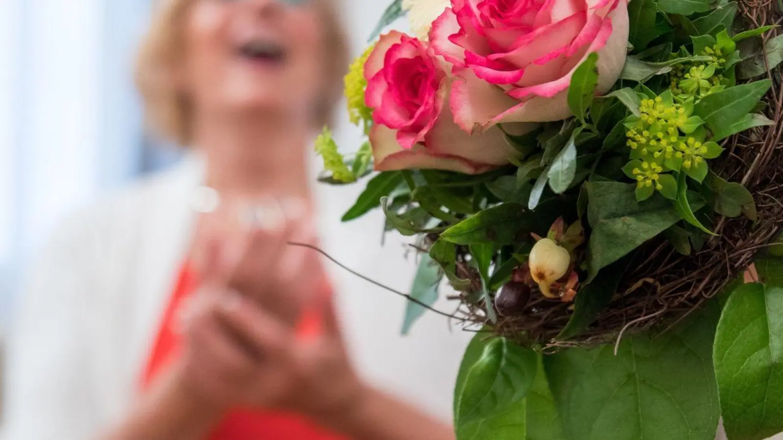 Hat die Vergesslichkeit-Falle zugeschlagen, hilft nur eins: Nachträglich gratulieren, zum Beispiel mit einem Blumenstrauß als Wiedergutmachung. (Foto: Christin Klose/dpa-tmn/dpa)