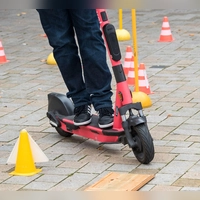 Fahrtrainings sollen den Teilnehmern alles rund um das ordentliche Verhalten mit einem E-Scooter im Straßenverkehr beibringen. (Foto: Daniel Bockwoldt/dpa/dpa-tmn)