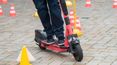 Fahrtrainings sollen den Teilnehmern alles rund um das ordentliche Verhalten mit einem E-Scooter im Straßenverkehr beibringen. (Foto: Daniel Bockwoldt/dpa/dpa-tmn)