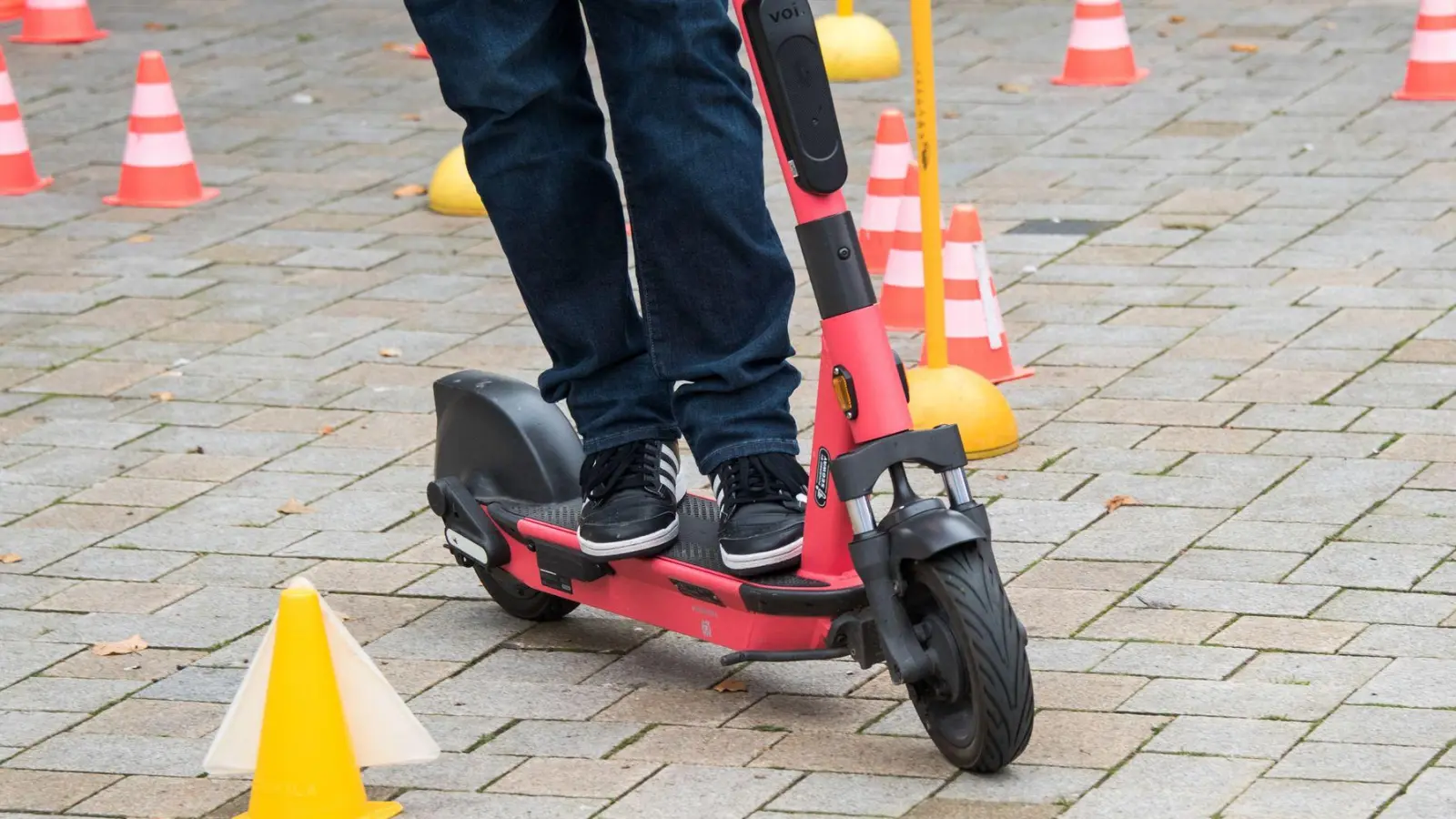 Fahrtrainings sollen den Teilnehmern alles rund um das ordentliche Verhalten mit einem E-Scooter im Straßenverkehr beibringen. (Foto: Daniel Bockwoldt/dpa/dpa-tmn)