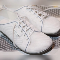 Natürliche Fußbewegung fördern: Barfußschuhe zeichnen sich durch eine dünne, flexible Sohle und viel Zehenfreiheit aus. (Foto: Klaus-Dietmar Gabbert/dpa-tmn)