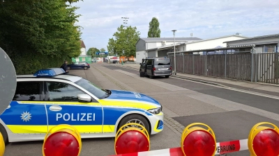 Die Straße „Am Stadion” zwischen dem Freizeitbad Aquella (rechts) und den Sportanlagen (links) war gesperrt, bis die Polizei Entwarnung gab.  (Foto: Alexander Biernoth)