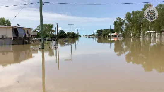 Überschwemmungen in Burketown - dort gibt es nun eine neue, tierische Gefahr. (Foto: Supplied/QUEENSLAND POLICE SERVICE/AAP/dpa)