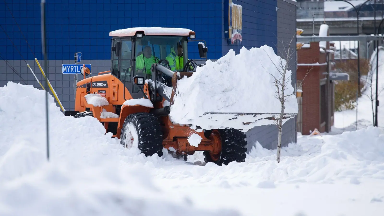 Mitarbeiter des Winterdienstes räumen Schnee weg. (Foto: Joshua Bessex/AP/dpa)