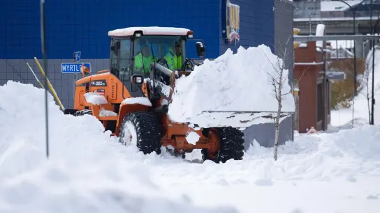 Mitarbeiter des Winterdienstes räumen Schnee weg. (Foto: Joshua Bessex/AP/dpa)