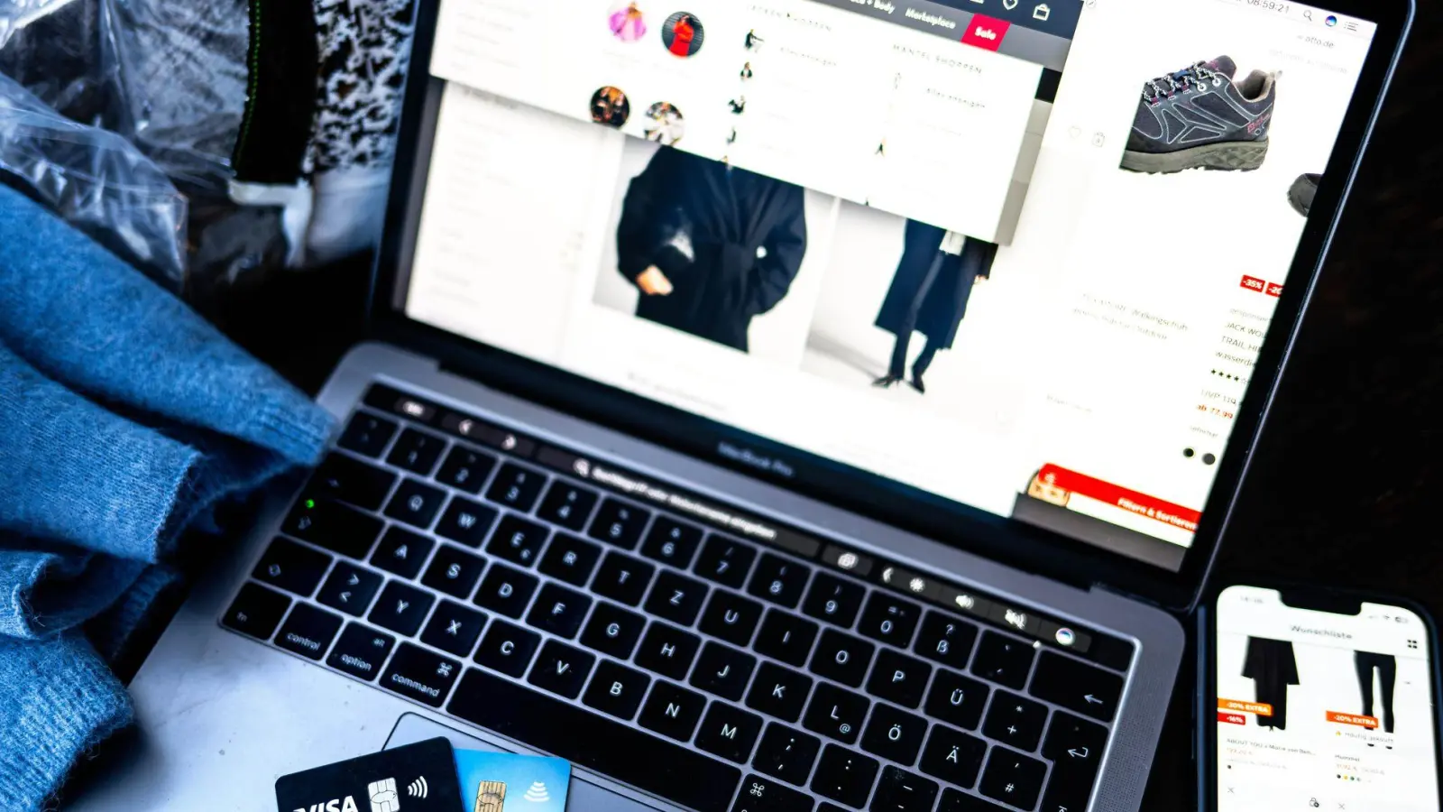 Online-Marktplätze müssen nach dem Digital Services Act benutzerfreundliche Meldewege für illegale Inhalte und Produkte bereitstellen. (Foto: Sina Schuldt/dpa/dpa-tmn)