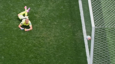 Auch Österreichs Nationalkeeper Alexander Schlager steht vor einem Wechsel zu Werder Bremen. (Archivbild) (Foto: Mark J. Terrill/AP/dpa)