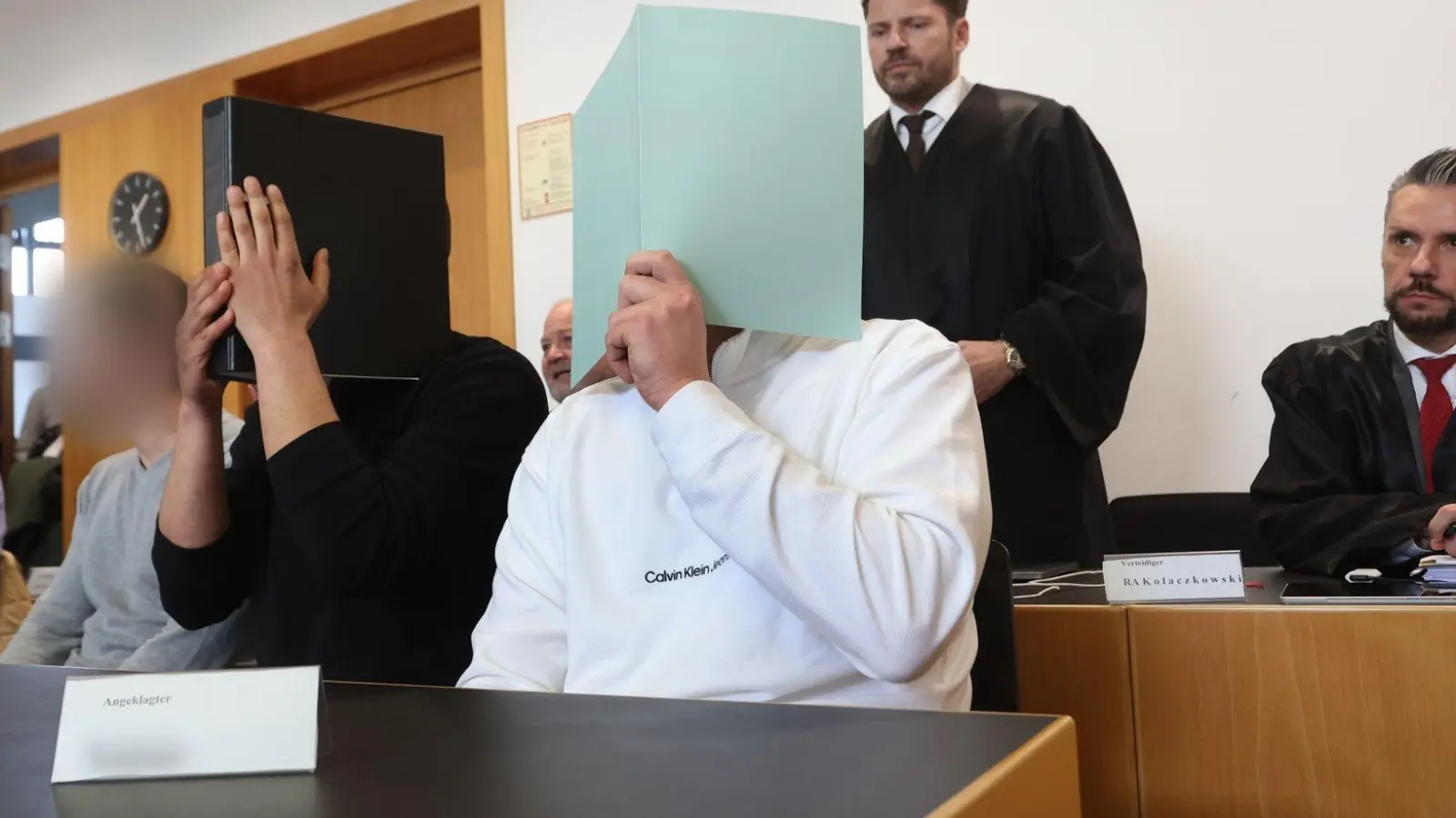 Der Hauptangeklagte (vorne r) sitzt in einem Gerichtssaal neben weiteren Angeklagten. (Foto: Karl-Josef Hildenbrand/dpa/Archivbild)