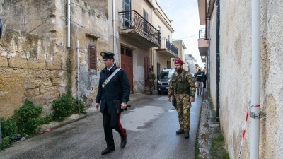 Die italienische Polizei und die Staatsanwaltschaft von Palermo haben weitere Verstecke des Cosa-Nostra-Kriminellen gefunden, in denen sich Wertgegenstände wie Schmuck und teure Klamotten befanden. (Foto: Lapresse/LaPresse via ZUMA Press/dpa)