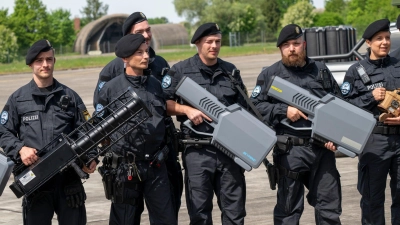 Auch mit Abfanggeräten sollen Gefahren durch Drohnen zum Beispiel an Flughäfen künftig besser bekämpft werden.  (Foto: Peter Kneffel/dpa)