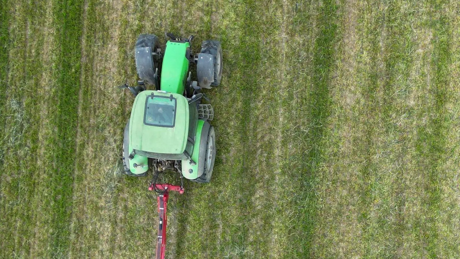 Bodenbearbeitung in der Landwirtschaft: Ob ein Traktor fährt oder nicht, kann für die Haftungsfrage bei Unfällen relevant sein. (Foto: Bernd Weißbrod/dpa)