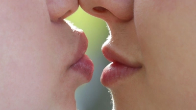 Küsst es sich mit aufgespritzten Lippen anders? Fachleute halten das für wahrscheinlich, wenn die Lippen stark vergrößert sind.  (Foto: Karl-Josef Hildenbrand/dpa)