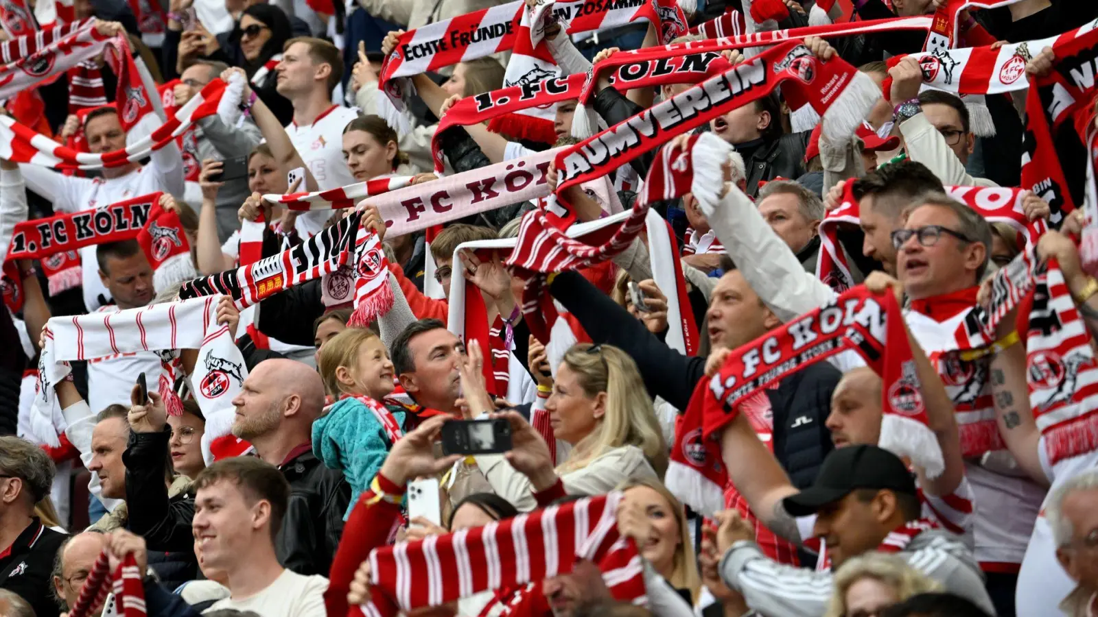 25.500 Dauerkarten gibt es im Stadion des 1. FC Köln.  (Foto: Anke Waelischmiller/dpa)